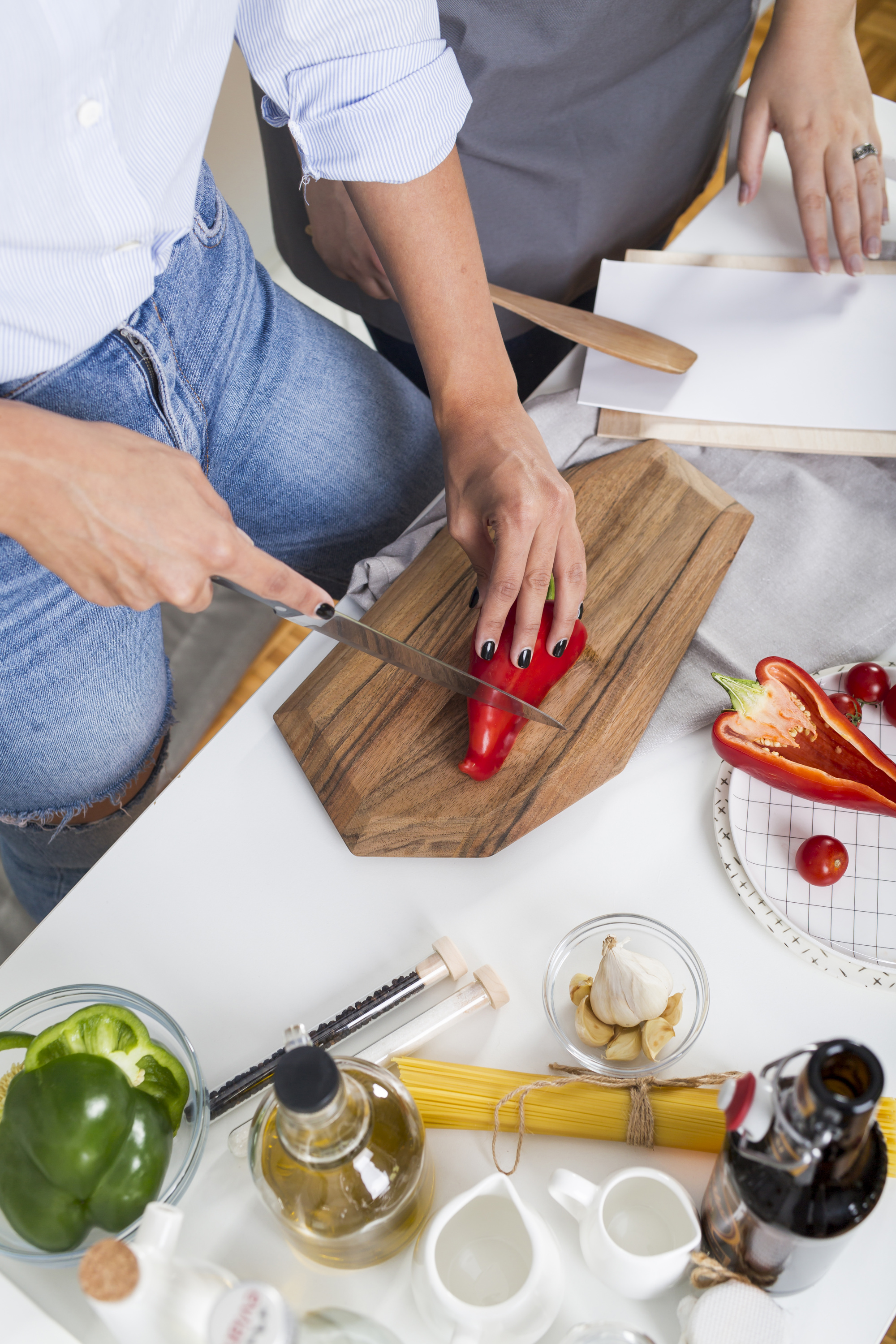 Workshop-Tisch mit Teilnehmern und Materialien