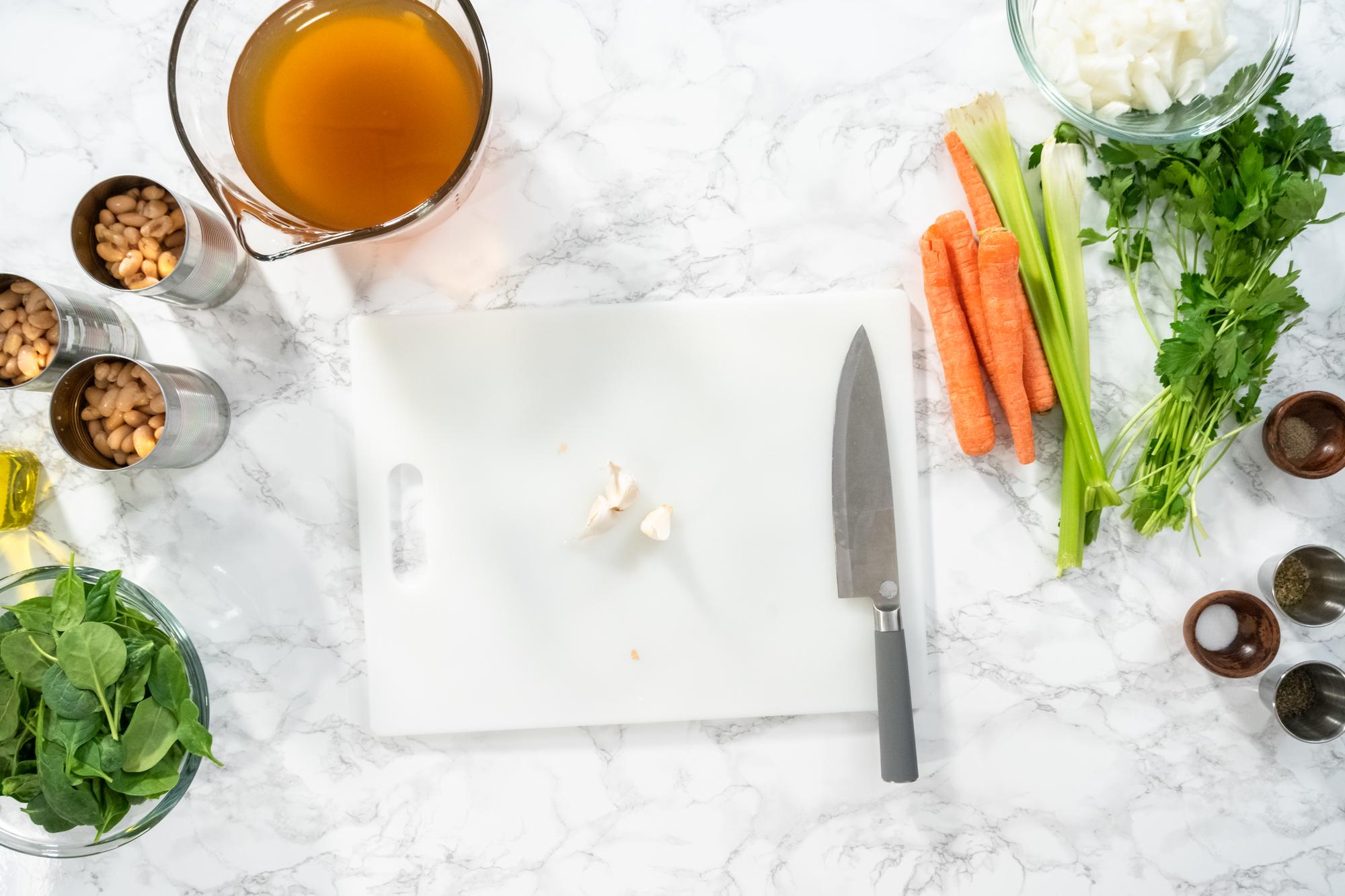 Aufgeräumte Arbeitsfläche mit portionierten Zutaten und Anleitungen
